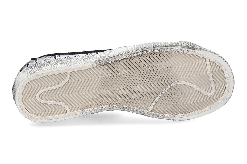 nike-custom-sneaker-blazer-low-studs-all_236100137_5 nike-custom-sneaker-blazer-low-studs-all_236100137_5